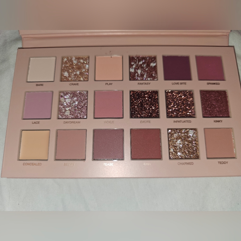 Nude Huda Beauty Eyeshadow Pallet